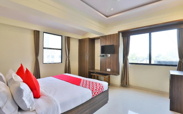 Capital O 15229 Hotel Radhe Residency