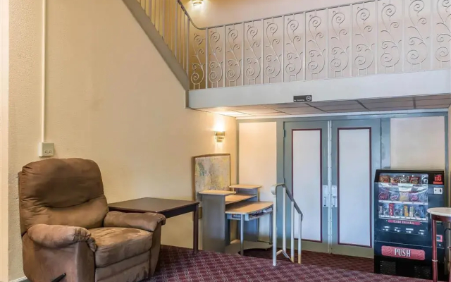 Econo Lodge Airport