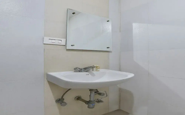 Capital O 38083 Grand Metro Hotel