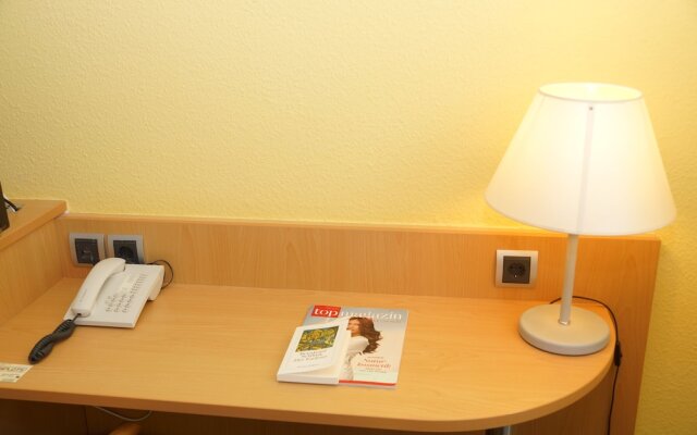 Warias Hotel & Restaurant