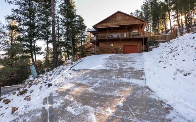 Bear Butte Lodge - Three Bedroom Cabin with Hot Tub