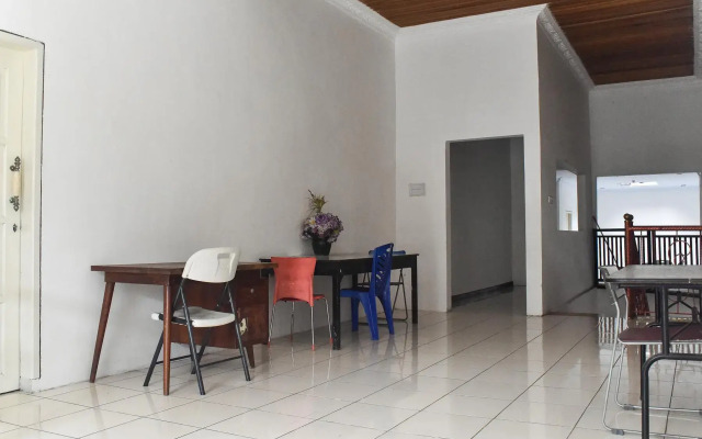 RedDoorz near Sultan Hasanuddin Airport 2