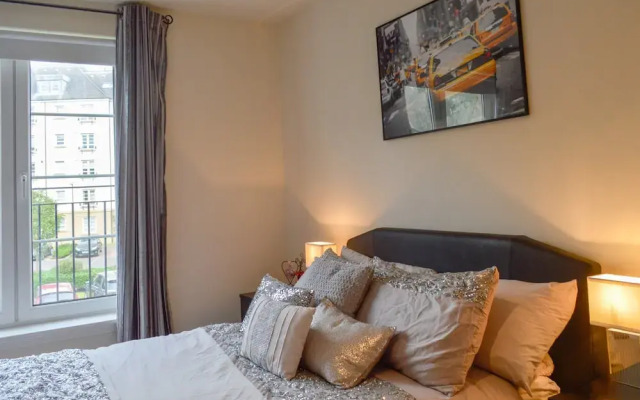 2 Bedroom Apartment Beside Water of Leith Walkway