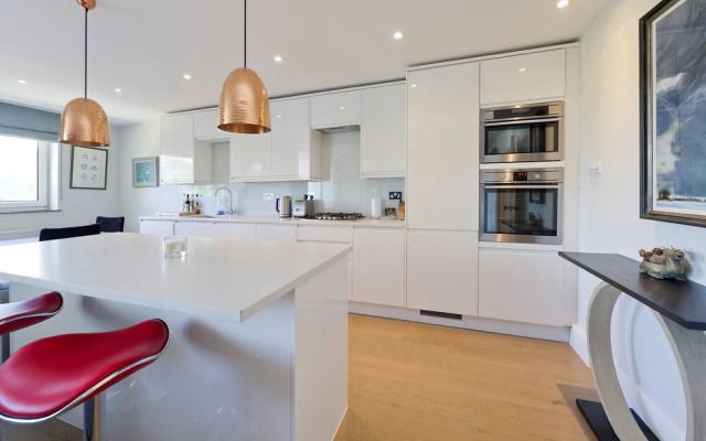 Bright 2-Bed Apartment in Fashionable Chelsea