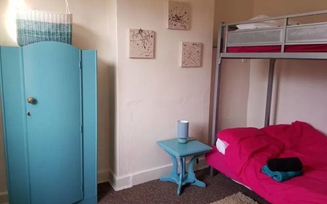 House - Sleeps 4 - Pets Ok - Parking - Garden