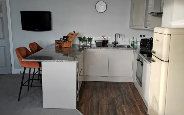 Upmarket 2 Bedroom Apartment With sea Views