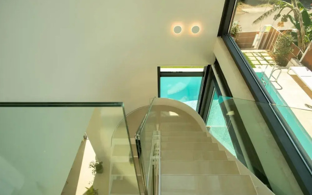 Luxury Villa Mirror - 200meters From The Beach!