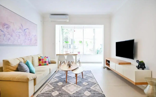 Sunny 2BR in Bazel Square by HolyGuest