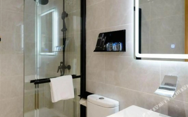 Elong ME Hotel (Xiamen University Shimao Twin Towers)