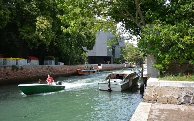 BIENNALE EASY aircond, 2pax wifi,courtyard