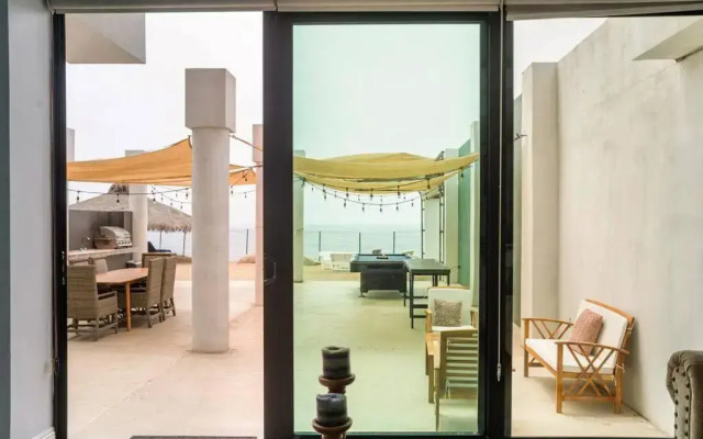 Triton's Playhouse Beachfront