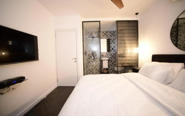 Z32 Luxury Boutique Apartments