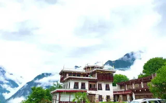 Danba yunshangzangjia Resdrt Hotel