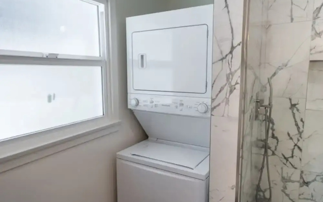 Remodeled 3BR House w Hot Tub Fenced Yard p58