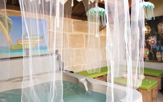 Lush Mansion in Lacapelle-marival With Jacuzzi