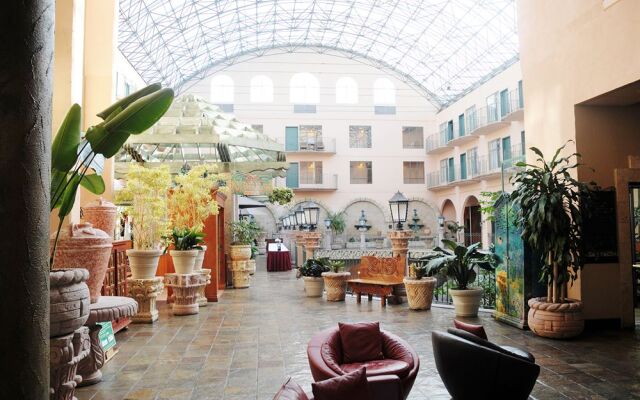 Pacific Inn Resort & Conference Centre