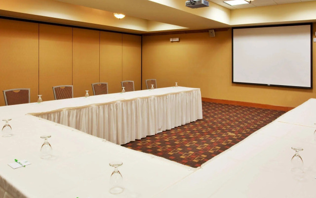 Holiday Inn & Suites Oakland Airport by IHG