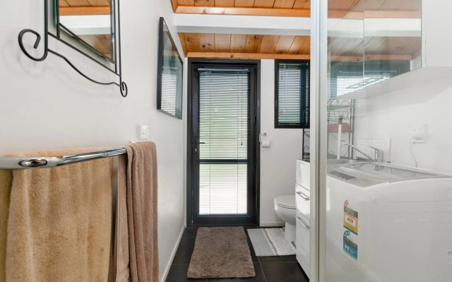 Hibiscus Hideaway - Orewa Holiday Home