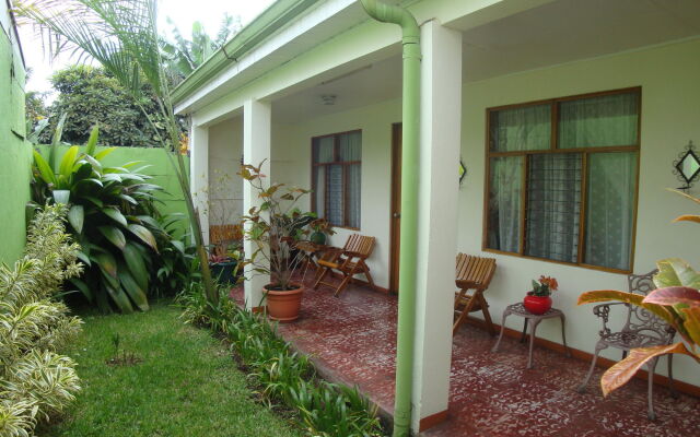 Hotel La Guaria Inn & Suites