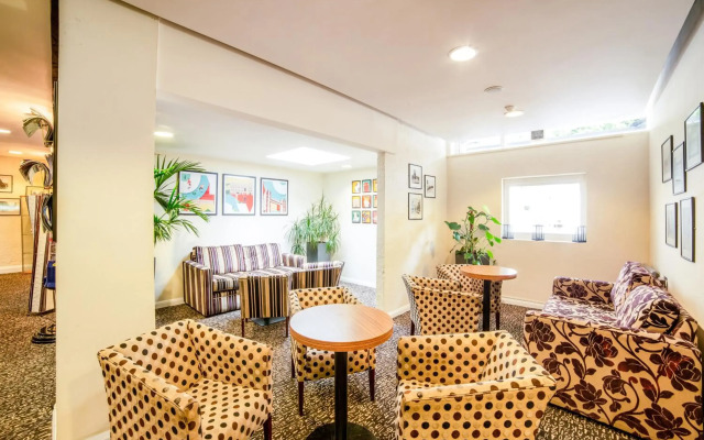 OYO The Bridge House Hotel