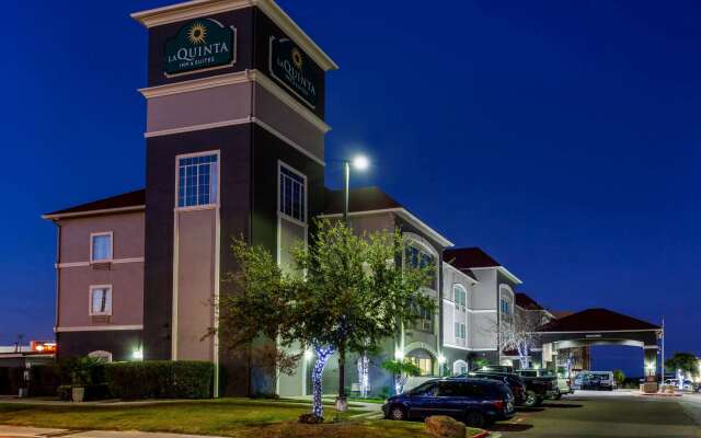 La Quinta Inn & Suites by Wyndham Laredo Airport