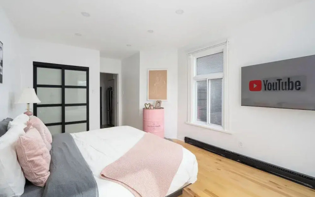 Downtown Luxe - Parking, Metro, King Bed, Sleeps 6