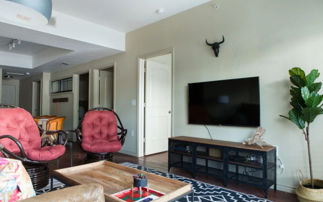 Central Austin Apartments by WanderJaunt