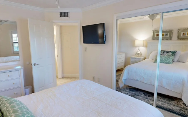 Inlet Reef 204 2 Bedroom Condo by RedAwning