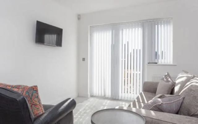 Whitehouse Apartments- Apartment B