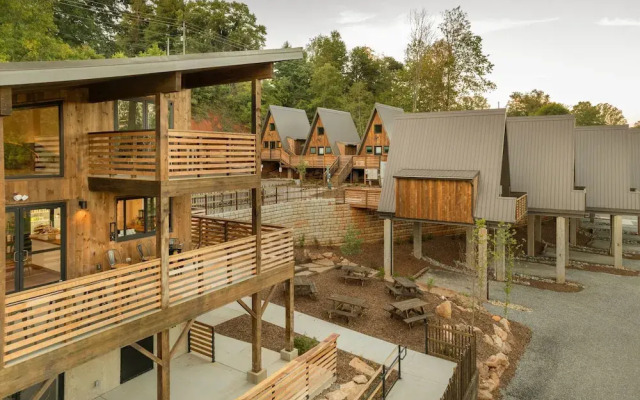 Wrong Way River Lodge & Cabins