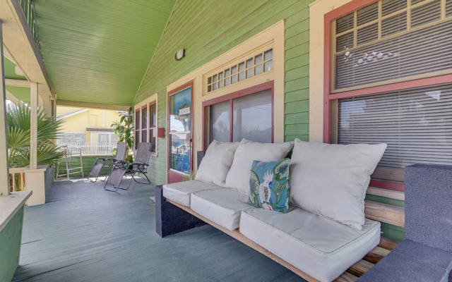 Central Galveston Home < 1 Mi to Beach!