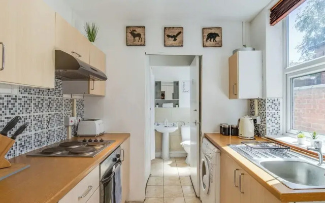 Stayzo House Accommodation - Coventry Free Parking