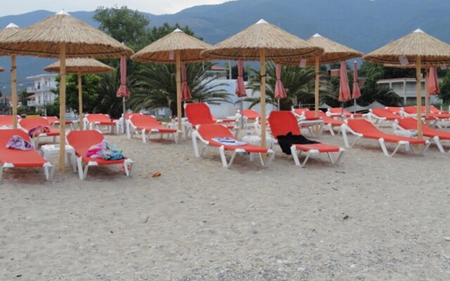 50 Meter bis zum Strand: Pension Delfini mit Terrasse