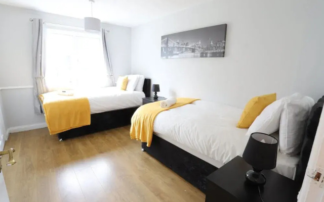 EasyTravel NEC Airport 3 Beds House