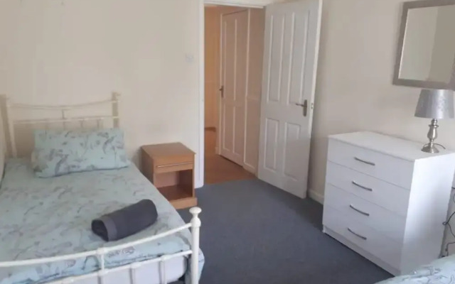 Tywn 2 Bed Apartment by Cardiff Holiday Homes
