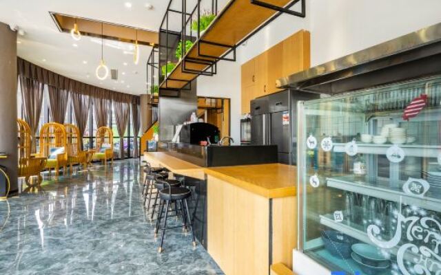 Отель Xinyi Holiday Hotel Puyan Road