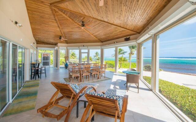 Peaceful Ocean Front Beach House in Bodden Town