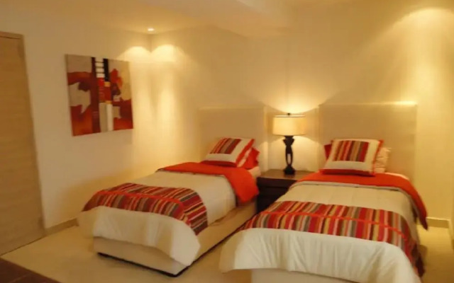 Unlimited Luxury Villas - Del Canto Condo