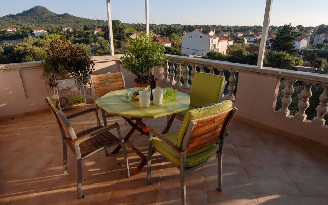Apartment Tin - comfortable apartment near beach: A1  Ugljan, Island Ugljan