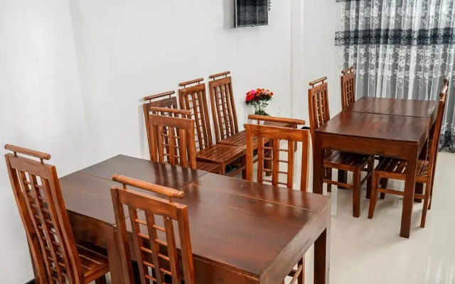 OYO 438 Sarala Residence Hotel
