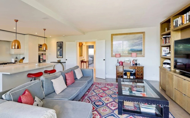 Bright 2-Bed Apartment in Fashionable Chelsea