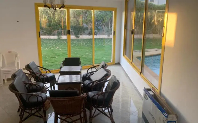 Cheerful 6 bedroom villa with pool.