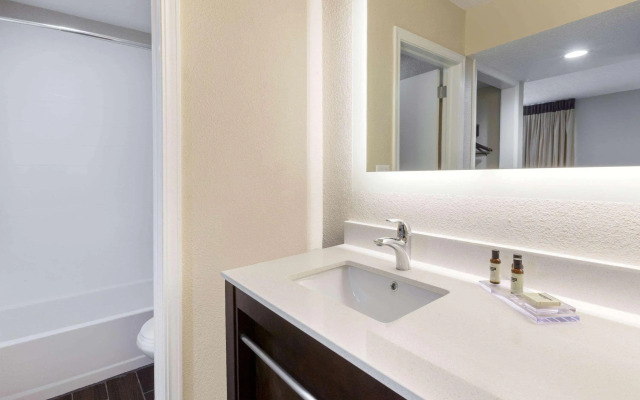 Hawthorn Suites by Wyndham Detroit Southfield