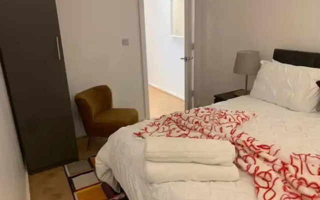 4 Guests - Free Parking - Easy Access to London