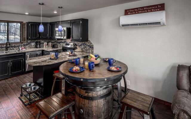 Lucky Bear Lodge by Vtrips