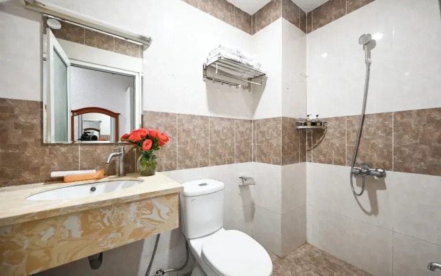 Queen Hotel Saigon Airport