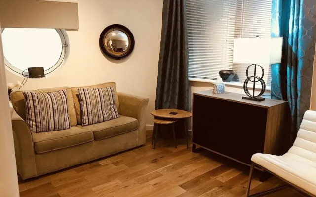 1 Bed Luxe Dockland Apartment - Free parking