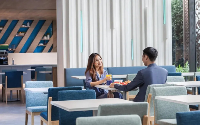 Holiday Inn Express Bangkok Soi Soonvijai by IHG