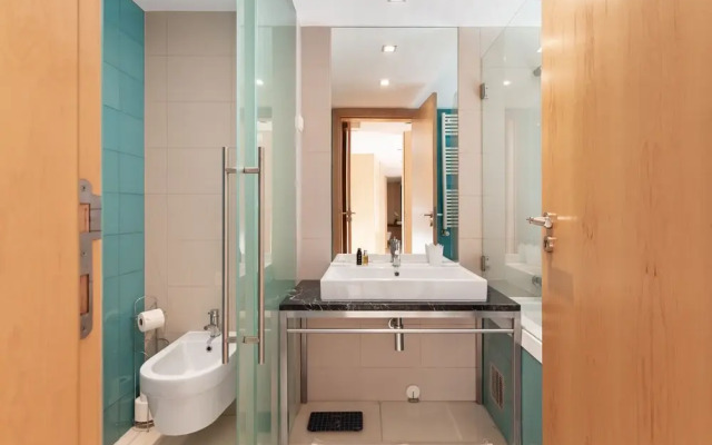 ALTIDO Superb Apt w/Terrace Pool & Spa in Cascais