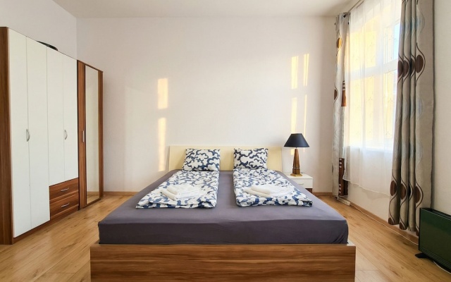 Comfortable 1BR Apartment Near Center